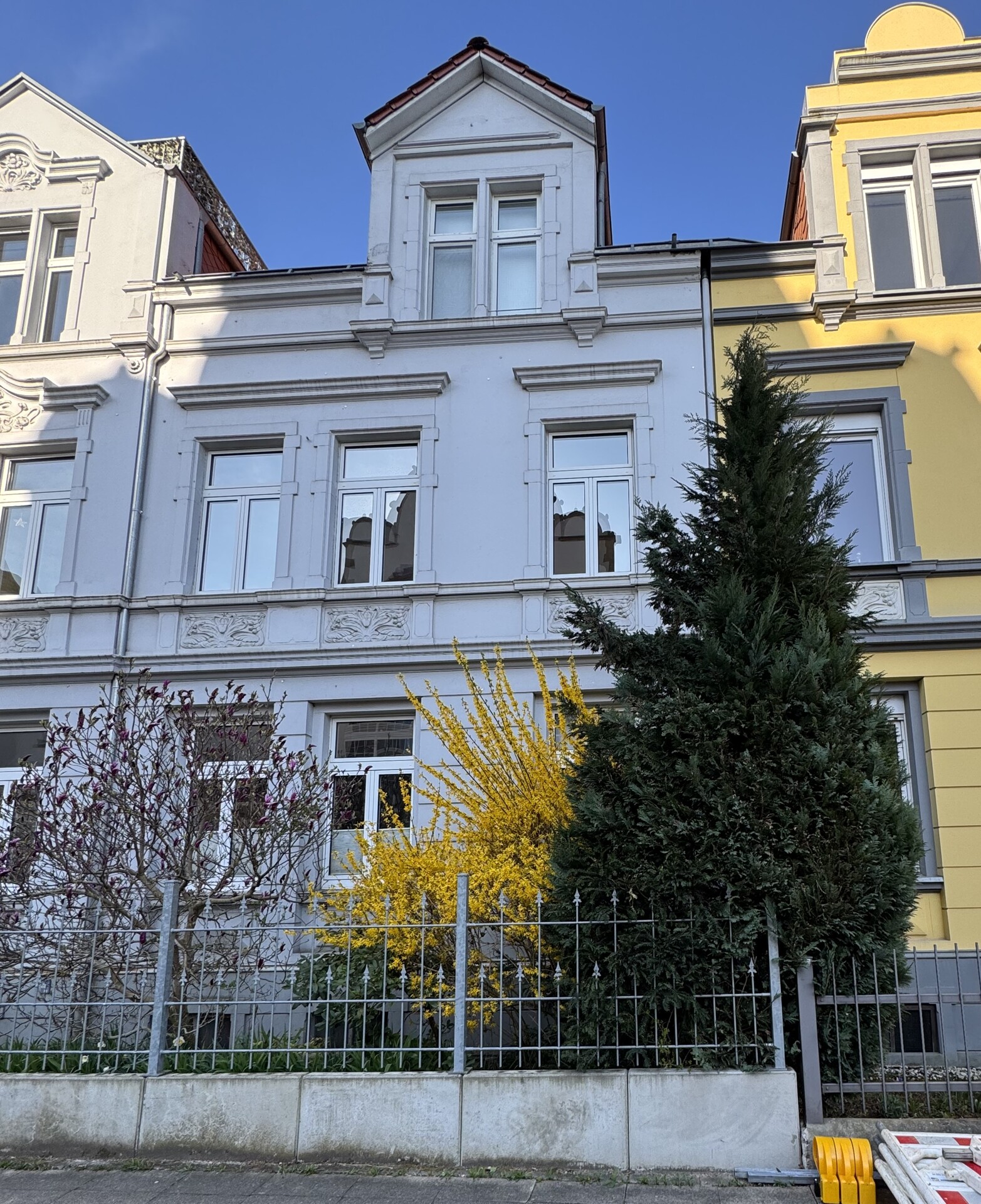 Gruppe &middot; Hausansicht Fröbelstraße